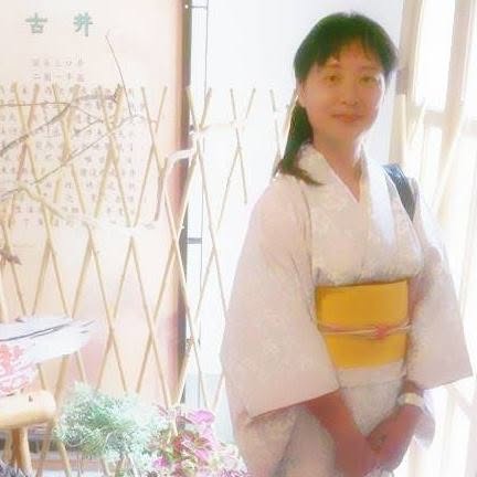 身穿和服、站在花藝布置旁的高坂嘉玲。